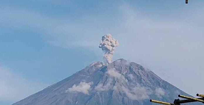 Gunung Semeru Erupsi, Abu Vulkanik Capai Ketinggian 900 Meter