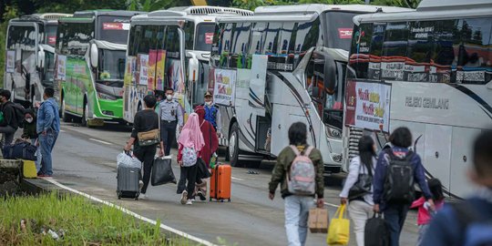 Ribuan Pemudik Padati Terminal Lebak Bulus Saat Libur Natal