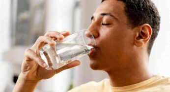 Minum Air Putih Rutin Bantu Jaga Kesehatan Kulit dan Awet Muda