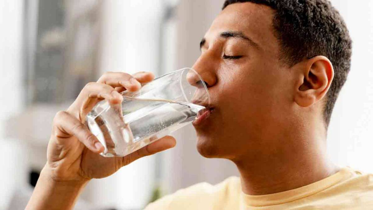 Minum Air Putih Rutin Bantu Jaga Kesehatan Kulit dan Awet Muda